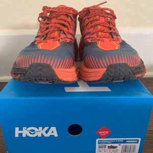 Men’s 10.5 WIDE. Hoka One One- Speedgoat 4. Lightly used.